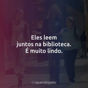Eles leem juntos na biblioteca. É muito lindo.