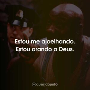 Estou me ajoelhando. Estou orando a Deus.