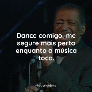 Dance comigo, me segure mais perto enquanto a música toca.