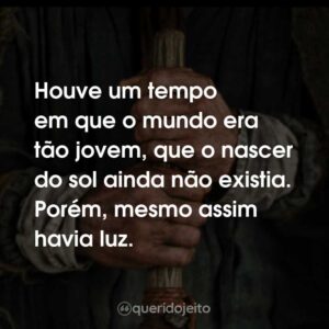 Houve um tempo em que o mundo era tão jovem, que o nascer do sol ainda não existia. Porém, mesmo assim havia luz.