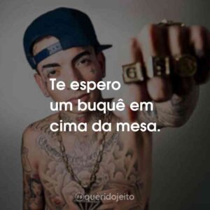 Te espero um buquê em cima da mesa.