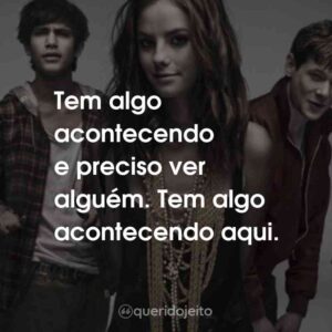 Tem algo acontecendo e preciso ver alguém. Tem algo acontecendo aqui.