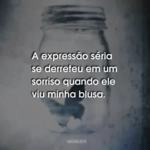 A expressão séria se derreteu em um sorriso quando ele viu minha blusa.