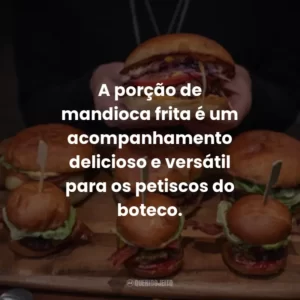 A porção de mandioca frita é um acompanhamento delicioso e versátil para os petiscos do boteco.