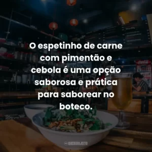 O espetinho de carne com pimentão e cebola é uma opção saborosa e prática para saborear no boteco.