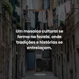 Um mosaico cultural se forma na favela, onde tradições e histórias se entrelaçam.