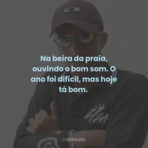 Na beira da praia, ouvindo o bom som. O ano foi difícil, mas hoje tá bom.