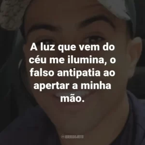 A luz que vem do céu me ilumina, o falso antipatia ao apertar a minha mão.