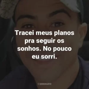 Tracei meus planos pra seguir os sonhos. No pouco eu sorri.
