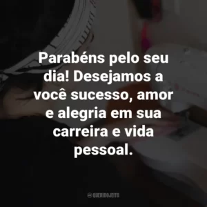 Parabéns pelo seu dia! Desejamos a você sucesso, amor e alegria em sua carreira e vida pessoal.