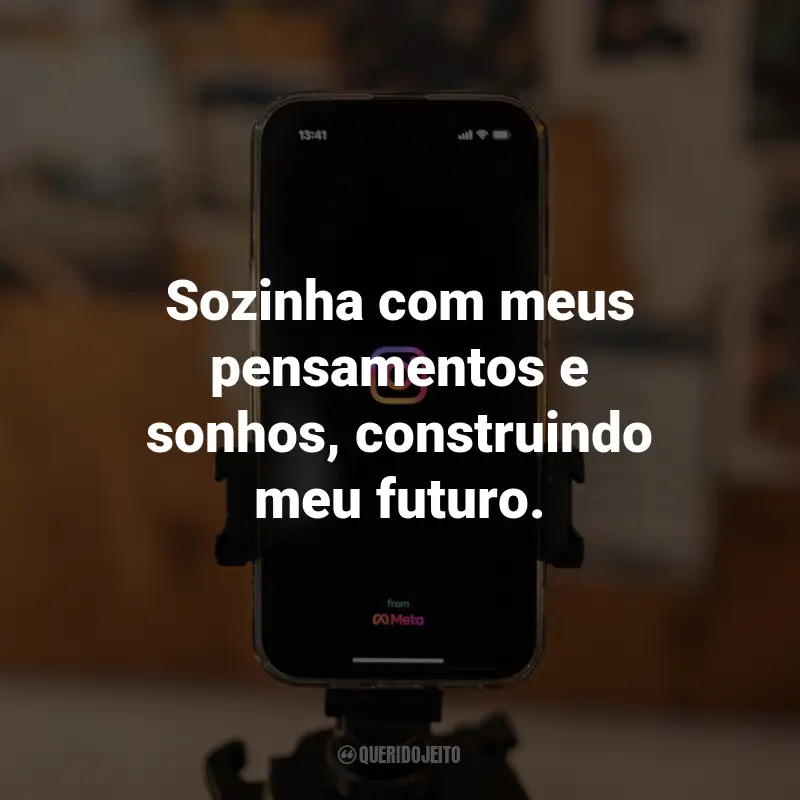 Frases para foto sozinha instagram: Sozinha com meus pensamentos e sonhos, construindo meu futuro.