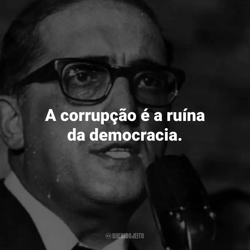 Frases de Carlos Lacerda: A corrupção é a ruína da democracia.