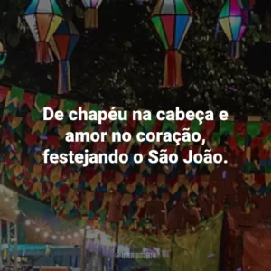 De chapéu na cabeça e amor no coração, festejando o São João.