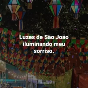 Luzes de São João iluminando meu sorriso.