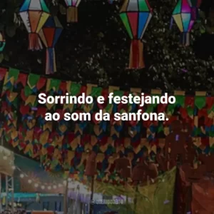 Sorrindo e festejando ao som da sanfona.