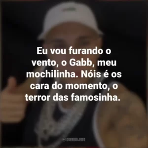 Eu vou furando o vento, o Gabb, meu mochilinha. Nóis é os cara do momento, o terror das famosinha. MC Paiva ZS