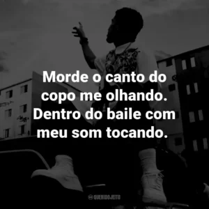 Morde o canto do copo me olhando. Dentro do baile com meu som tocando.