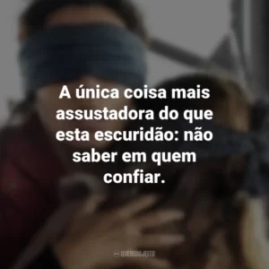 A única coisa mais assustadora do que esta escuridão: não saber em quem confiar. Bird Box: Barcelona (Filme)