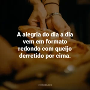 A alegria do dia a dia vem em formato redondo com queijo derretido por cima.