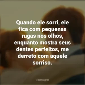 Quando ele sorri, ele fica com pequenas rugas nos olhos, enquanto mostra seus dentes perfeitos, me derreto com aquele sorriso. Fada do Levantamento de Peso (Série)