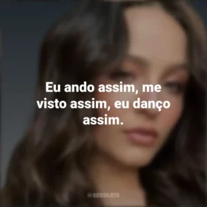 Eu ando assim, me visto assim, eu danço assim. Larissa Manoela