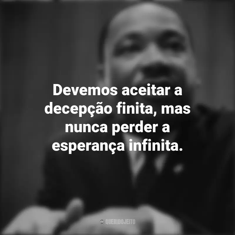 Pensamentos de Martin Luther King e frases: Devemos aceitar a decepção finita, mas nunca perder a esperança infinita.
