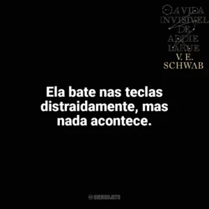 Ela bate nas teclas distraidamente, mas nada acontece. A Vida Invisível (Livro)