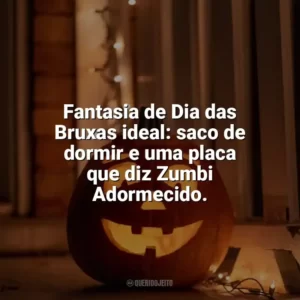 Fantasia de Dia das Bruxas ideal: saco de dormir e uma placa que diz Zumbi Adormecido. Dia das Bruxas Engraçadas