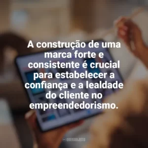 A construção de uma marca forte e consistente é crucial para estabelecer a confiança e a lealdade do cliente no empreendedorismo. Marketing Digital e Empreendedorismo