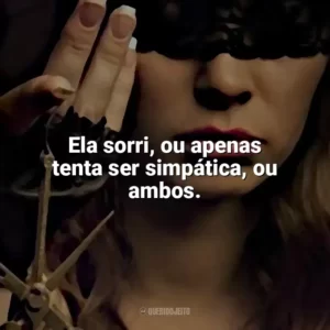 Ela sorri, ou apenas tenta ser simpática, ou ambos. O Lado Bom de Ser Traída (Livro)