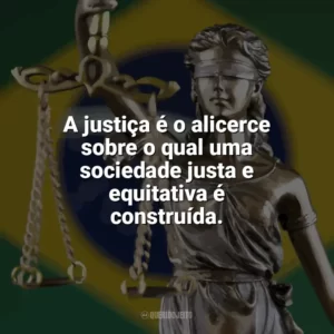 A justiça é o alicerce sobre o qual uma sociedade justa e equitativa é construída. Dia da Justiça