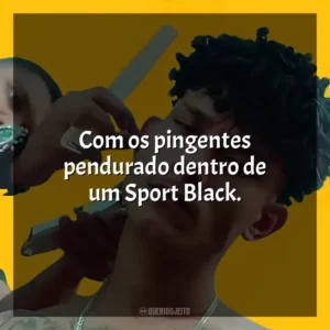 Com os pingentes pendurado dentro de um Sport Black. Grego