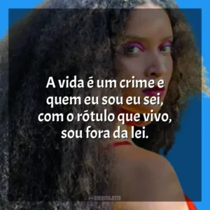 A vida é um crime e quem eu sou eu sei, com o rótulo que vivo, sou fora da lei. MC Tha