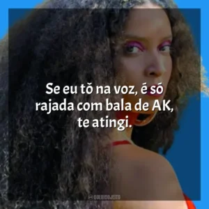 Se eu tô na voz, é só rajada com bala de AK, te atingi. MC Tha