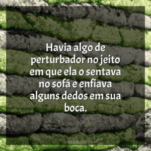Havia algo de perturbador no jeito em que ela o sentava no sofá e enfiava alguns dedos em sua boca. Dia de Folga um Conto de Natal (Livro)