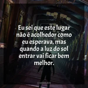 Eu sei que este lugar não é acolhedor como eu esperava, mas quando a luz do sol entrar vai ficar bem melhor. Mansão Mal-Assombrada (2023)