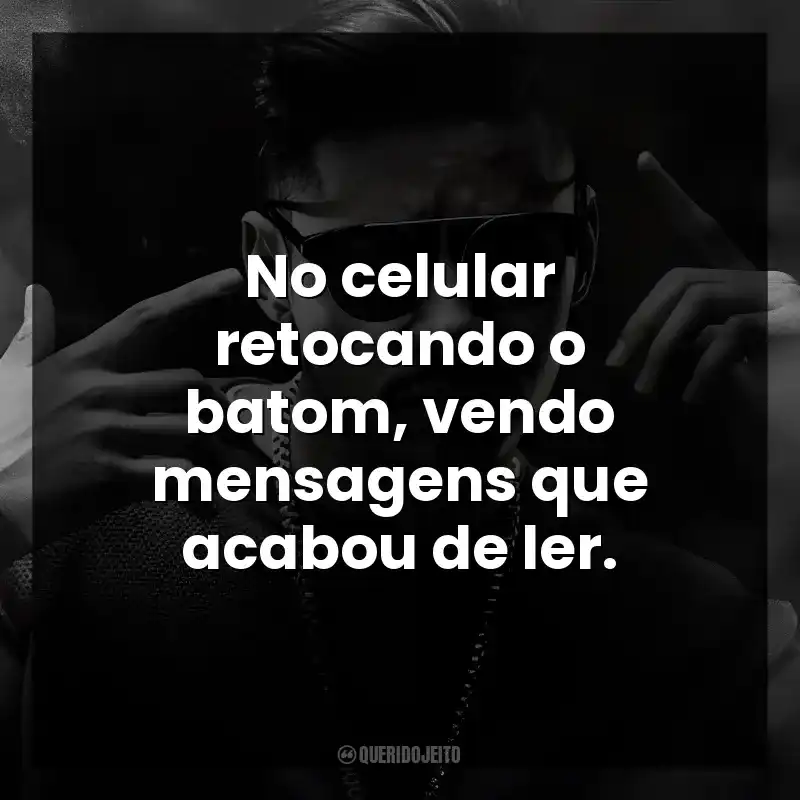 No celular retocando o batom, vendo mensagens que acabou de ler. Hungria