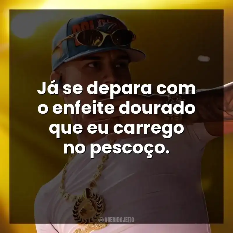 Já se depara com o enfeite dourado que eu carrego no pescoço. Veigh
