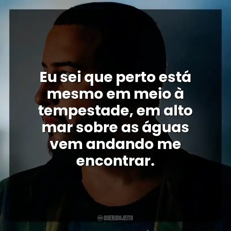 Eu sei que perto está mesmo em meio à tempestade, em alto mar sobre as águas vem andando me encontrar.