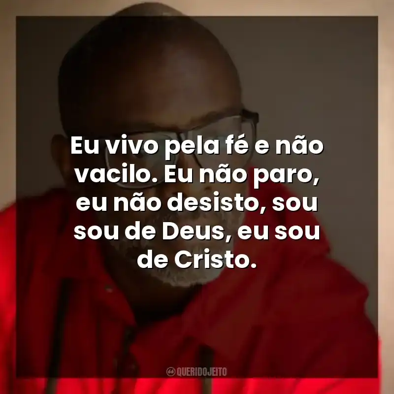 Eu vivo pela fé e não vacilo. Eu não paro, eu não desisto, sou sou de Deus, eu sou de Cristo.