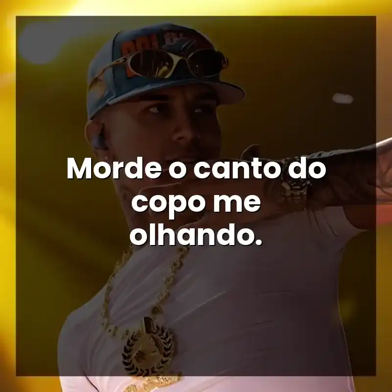 Morde o canto do copo me olhando.