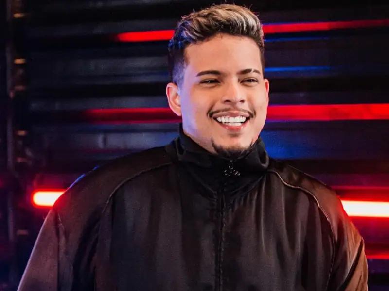 Poster de Felipe Amorim com frases marcantes e mensagens inspiradoras