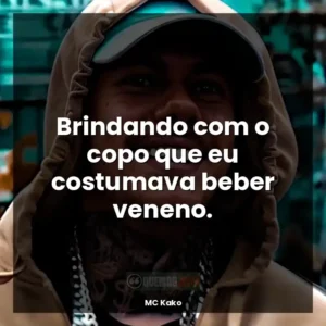 Brindando com o copo que eu costumava beber veneno.