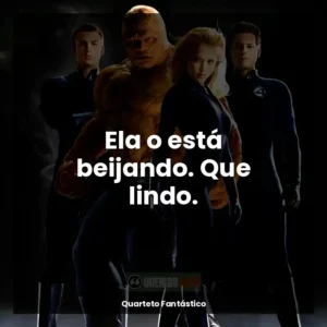 Ela o está beijando. Que lindo.