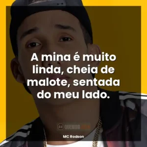 A mina é muito linda, cheia de malote, sentada do meu lado.